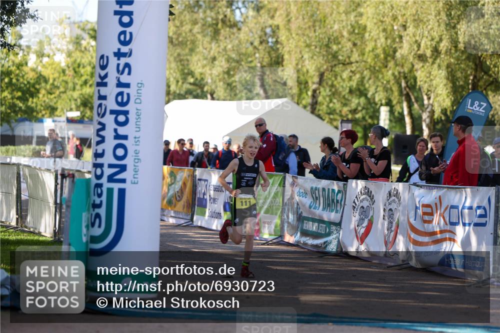 01.09.2024 - 17. Tribühne Triathlon Michael Strokosch http://msf.ph/oto/6930723 01.09.2024 09:46:08 Ziel 111 meine-sportfotos.de