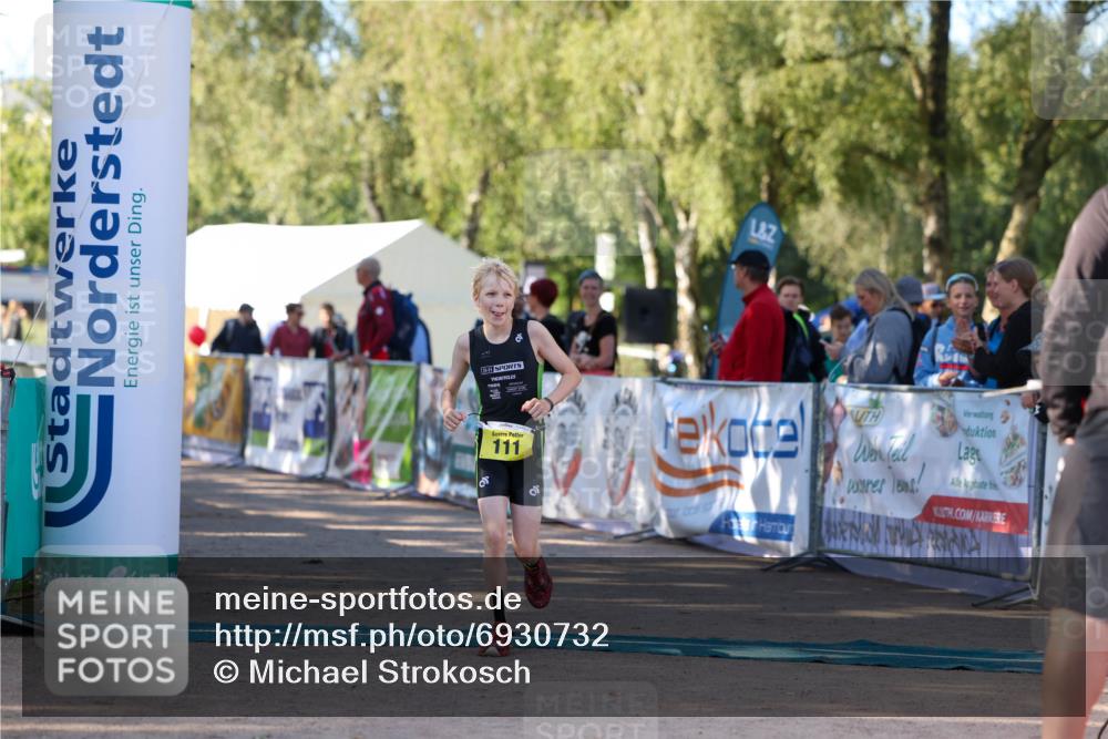 01.09.2024 - 17. Tribühne Triathlon Michael Strokosch http://msf.ph/oto/6930732 01.09.2024 09:46:10 Ziel 111 meine-sportfotos.de