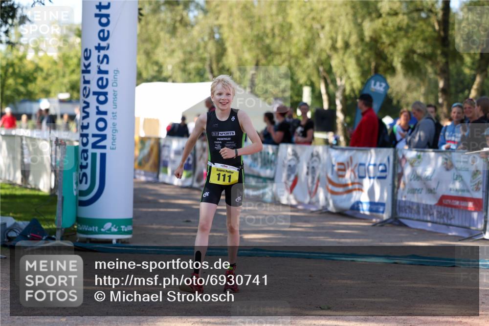 01.09.2024 - 17. Tribühne Triathlon Michael Strokosch http://msf.ph/oto/6930741 01.09.2024 09:46:11 Ziel 111 meine-sportfotos.de