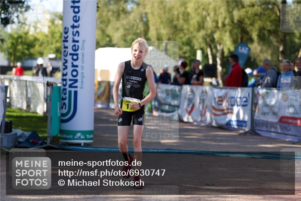 01.09.2024 - 17. Tribühne Triathlon Michael Strokosch http://msf.ph/oto/6930747 01.09.2024 09:46:12 Ziel 111 meine-sportfotos.de
