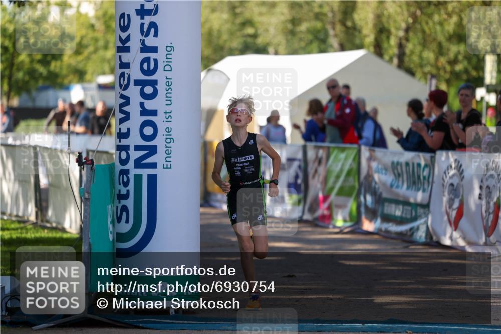 01.09.2024 - 17. Tribühne Triathlon Michael Strokosch http://msf.ph/oto/6930754 01.09.2024 09:46:40 Ziel 94 meine-sportfotos.de