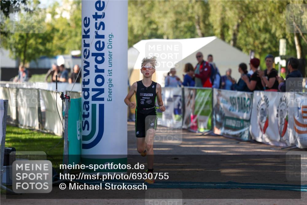 01.09.2024 - 17. Tribühne Triathlon Michael Strokosch http://msf.ph/oto/6930755 01.09.2024 09:46:40 Ziel 94 meine-sportfotos.de