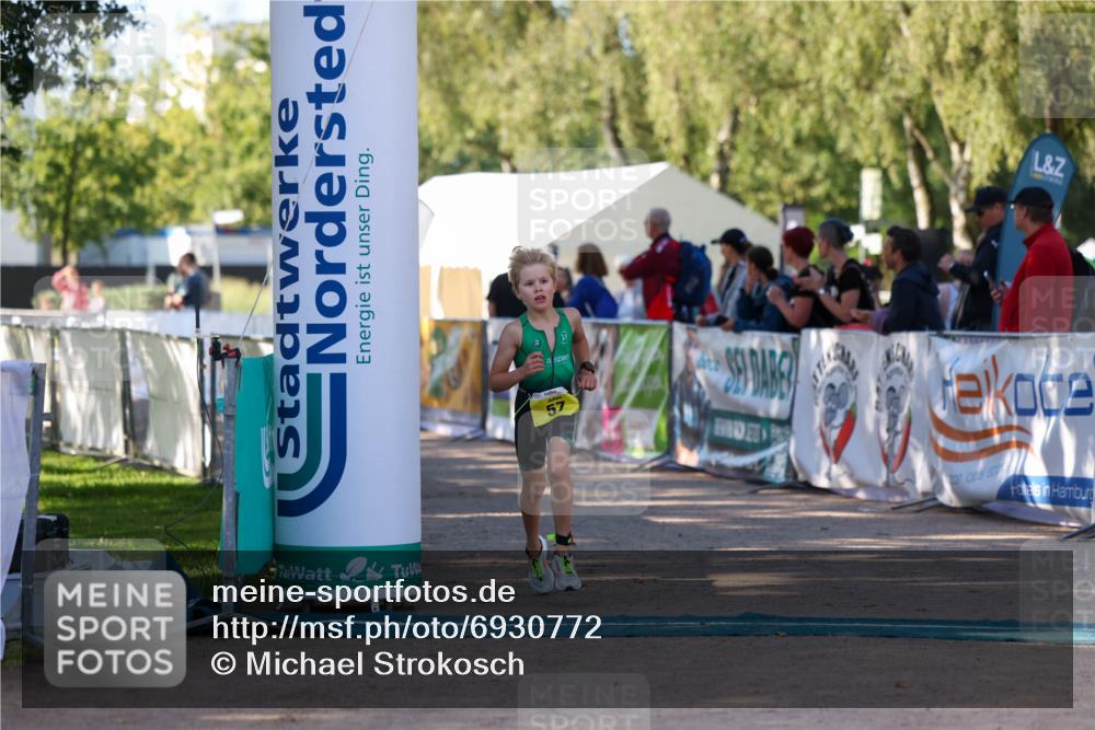 01.09.2024 - 17. Tribühne Triathlon Michael Strokosch http://msf.ph/oto/6930772 01.09.2024 09:46:50 Ziel 57 meine-sportfotos.de