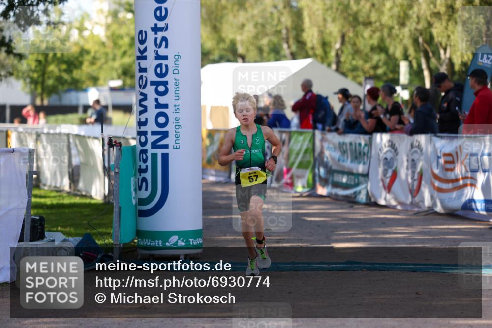 01.09.2024 - 17. Tribühne Triathlon Michael Strokosch http://msf.ph/oto/6930774 01.09.2024 09:46:50 Ziel 57 meine-sportfotos.de