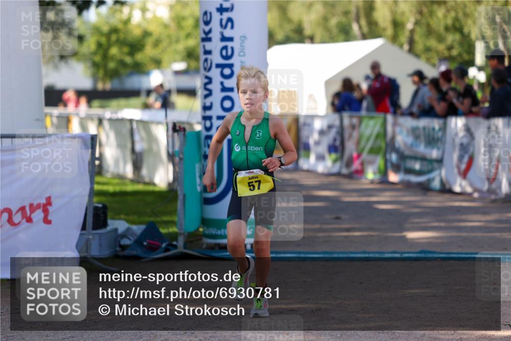 01.09.2024 - 17. Tribühne Triathlon Michael Strokosch http://msf.ph/oto/6930781 01.09.2024 09:46:51 Ziel 57 meine-sportfotos.de