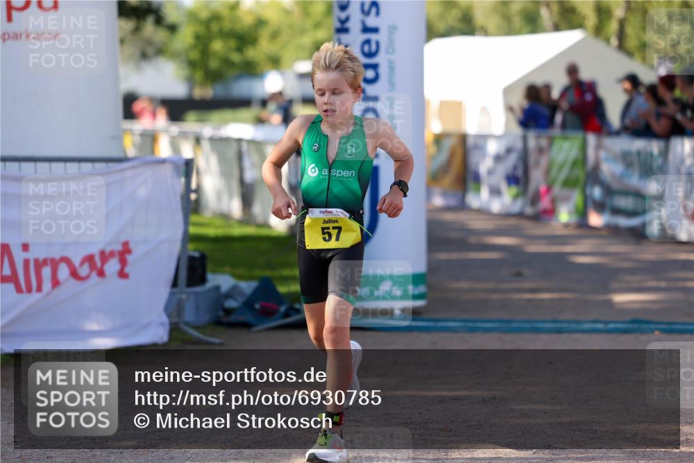 01.09.2024 - 17. Tribühne Triathlon Michael Strokosch http://msf.ph/oto/6930785 01.09.2024 09:46:52 Ziel 57 meine-sportfotos.de