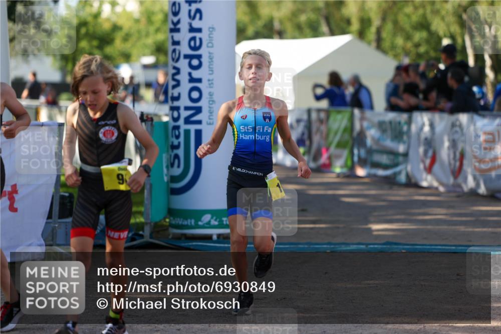01.09.2024 - 17. Tribühne Triathlon Michael Strokosch http://msf.ph/oto/6930849 01.09.2024 09:47:43 Ziel 67, 71, 89, 90, 106, 119, 131 meine-sportfotos.de