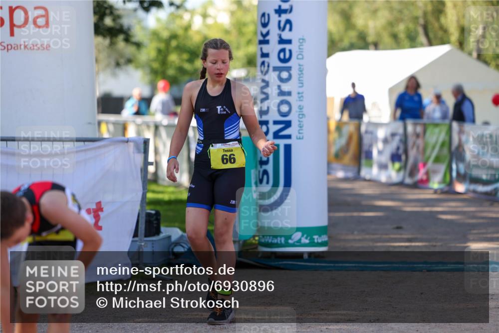01.09.2024 - 17. Tribühne Triathlon Michael Strokosch http://msf.ph/oto/6930896 01.09.2024 09:47:53 Ziel 66, 71, 131 meine-sportfotos.de