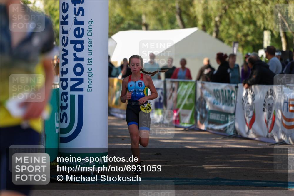01.09.2024 - 17. Tribühne Triathlon Michael Strokosch http://msf.ph/oto/6931059 01.09.2024 09:49:52 Ziel 83, 103, 136 meine-sportfotos.de
