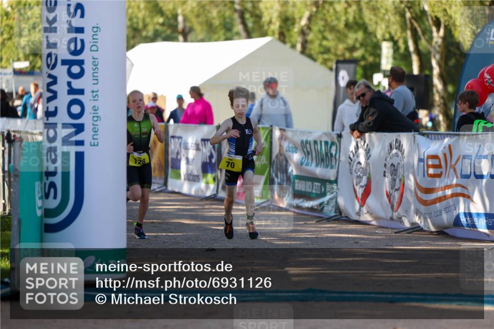 01.09.2024 - 17. Tribühne Triathlon Michael Strokosch http://msf.ph/oto/6931126 01.09.2024 09:50:08 Ziel 70, 92, 128 meine-sportfotos.de