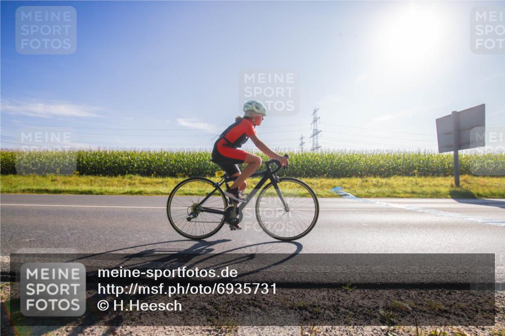 01.09.2024 - 17. Tribühne Triathlon H.Heesch http://msf.ph/oto/6935731 01.09.2024 09:44:07 Radfahren 122, 126 meine-sportfotos.de