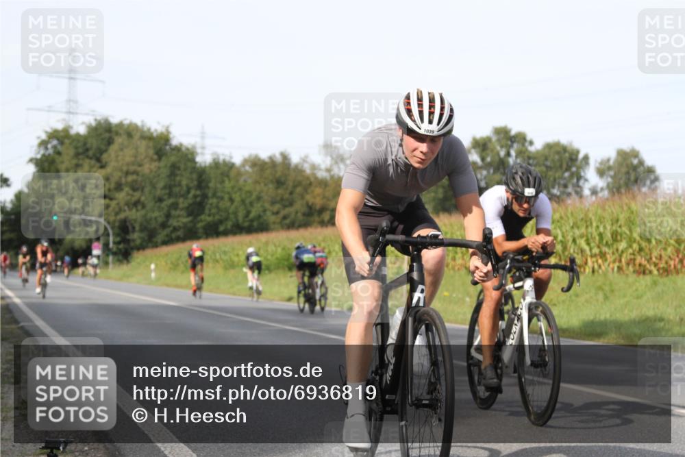 01.09.2024 - 17. Tribühne Triathlon H.Heesch http://msf.ph/oto/6936819 01.09.2024 15:42:41 Radfahren 824, 882, 928, 1033, 1039, 1202, 1228, 1245, 1250, 1272, 1274, 1298 meine-sportfotos.de