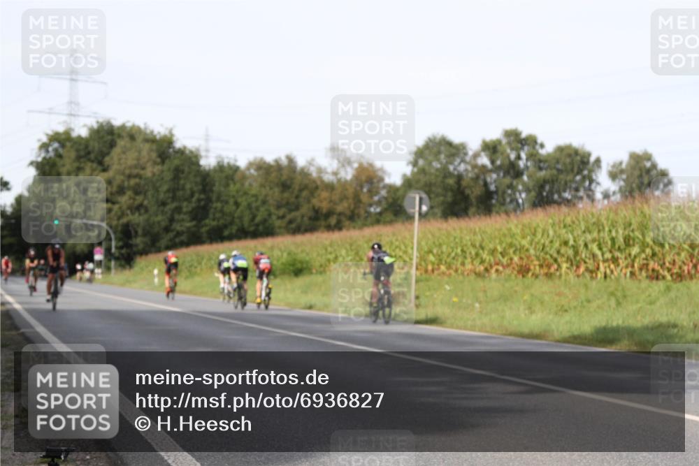 01.09.2024 - 17. Tribühne Triathlon H.Heesch http://msf.ph/oto/6936827 01.09.2024 15:42:42 Radfahren 824, 882, 928, 1032, 1033, 1039, 1202, 1245, 1250, 1272, 1298 meine-sportfotos.de