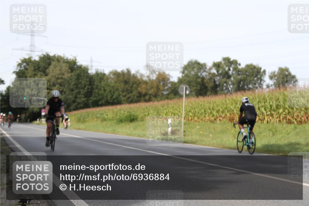 01.09.2024 - 17. Tribühne Triathlon H.Heesch http://msf.ph/oto/6936884 01.09.2024 15:43:19 Radfahren 820, 949, 986, 1029, 1047, 1277, 1489 meine-sportfotos.de