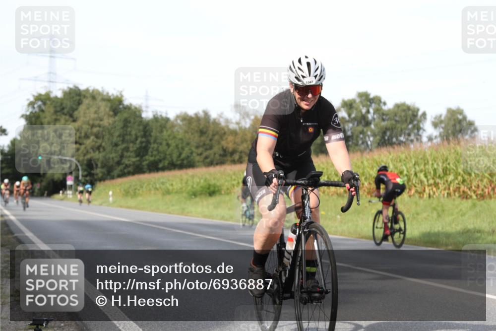 01.09.2024 - 17. Tribühne Triathlon H.Heesch http://msf.ph/oto/6936887 01.09.2024 15:43:21 Radfahren 820, 949, 986, 1029, 1045, 1047, 1220, 1277, 1284 meine-sportfotos.de