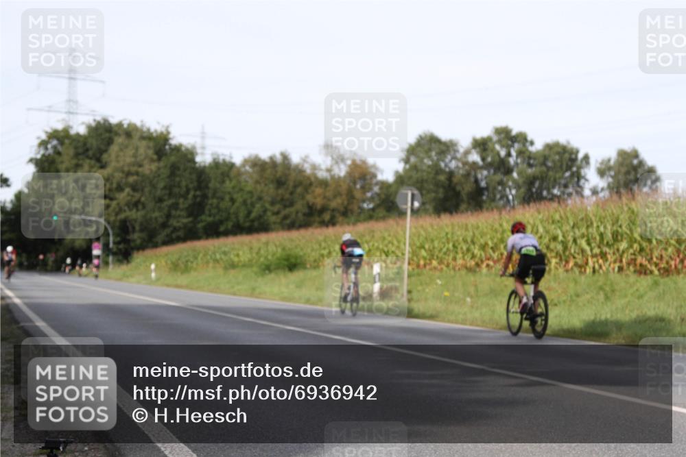 01.09.2024 - 17. Tribühne Triathlon H.Heesch http://msf.ph/oto/6936942 01.09.2024 15:44:01 Radfahren 8, 922, 1050, 1050, 1060, 1222, 1231 meine-sportfotos.de