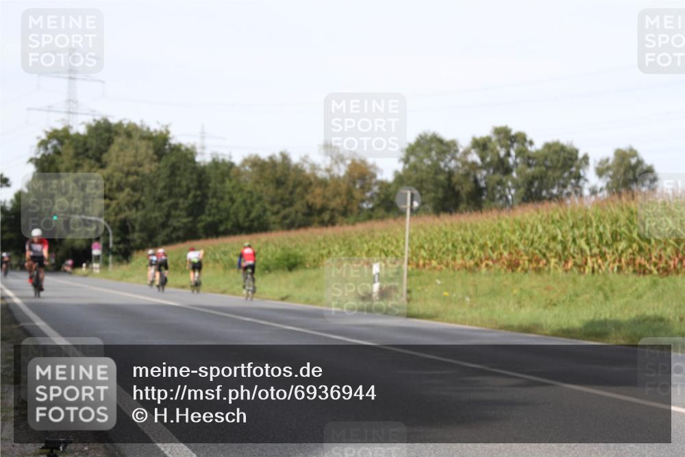01.09.2024 - 17. Tribühne Triathlon H.Heesch http://msf.ph/oto/6936944 01.09.2024 15:44:05 Radfahren 8, 821, 1050, 1050, 1060, 1198, 1226, 1231 meine-sportfotos.de
