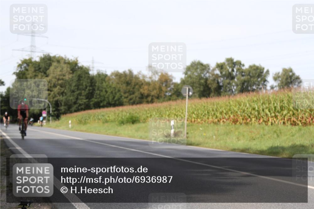 01.09.2024 - 17. Tribühne Triathlon H.Heesch http://msf.ph/oto/6936987 01.09.2024 15:44:36 Radfahren 816, 875, 1046, 1136, 1211, 1299, 1491, 1491 meine-sportfotos.de