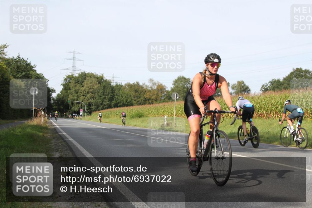 01.09.2024 - 17. Tribühne Triathlon H.Heesch http://msf.ph/oto/6937022 01.09.2024 15:44:57 Radfahren 890, 927, 940, 1055 meine-sportfotos.de