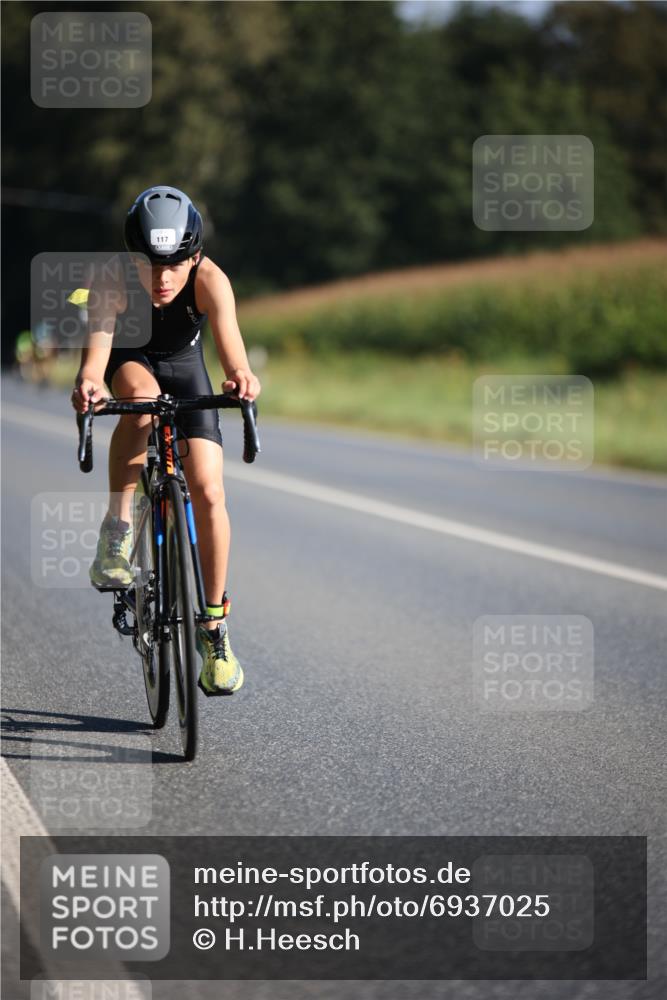 01.09.2024 - 17. Tribühne Triathlon H.Heesch http://msf.ph/oto/6937025 01.09.2024 09:37:01 Radfahren 114, 117 meine-sportfotos.de