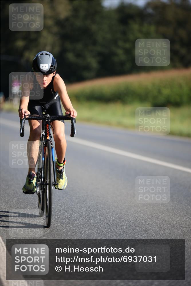 01.09.2024 - 17. Tribühne Triathlon H.Heesch http://msf.ph/oto/6937031 01.09.2024 09:37:01 Radfahren 114, 117 meine-sportfotos.de