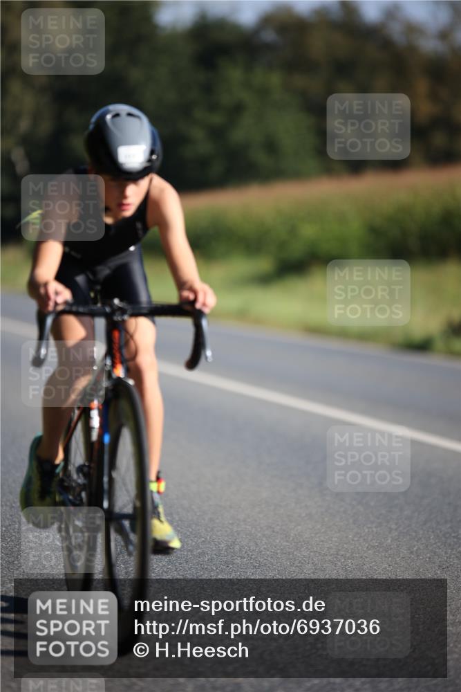 01.09.2024 - 17. Tribühne Triathlon H.Heesch http://msf.ph/oto/6937036 01.09.2024 09:37:01 Radfahren 114, 117 meine-sportfotos.de