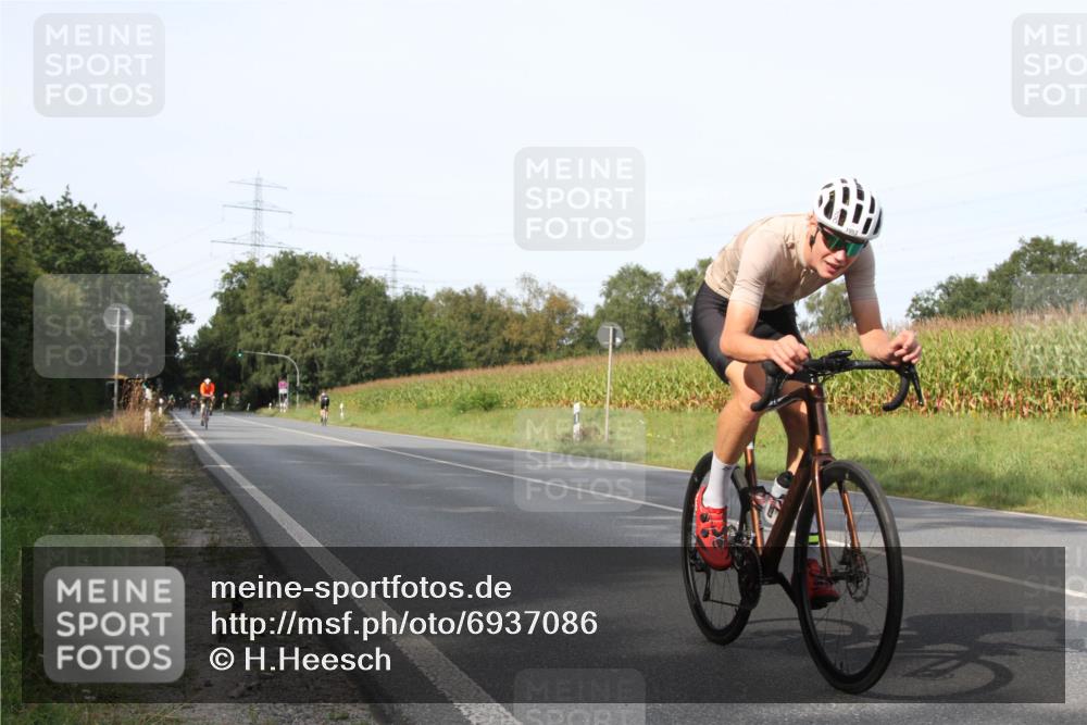 01.09.2024 - 17. Tribühne Triathlon H.Heesch http://msf.ph/oto/6937086 01.09.2024 15:45:55 Radfahren 826, 1053 meine-sportfotos.de