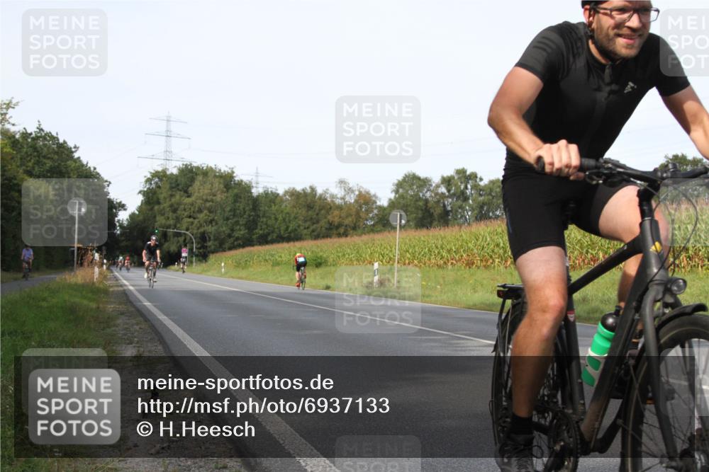 01.09.2024 - 17. Tribühne Triathlon H.Heesch http://msf.ph/oto/6937133 01.09.2024 15:46:20 Radfahren 182, 885, 920, 923, 1030, 1137 meine-sportfotos.de