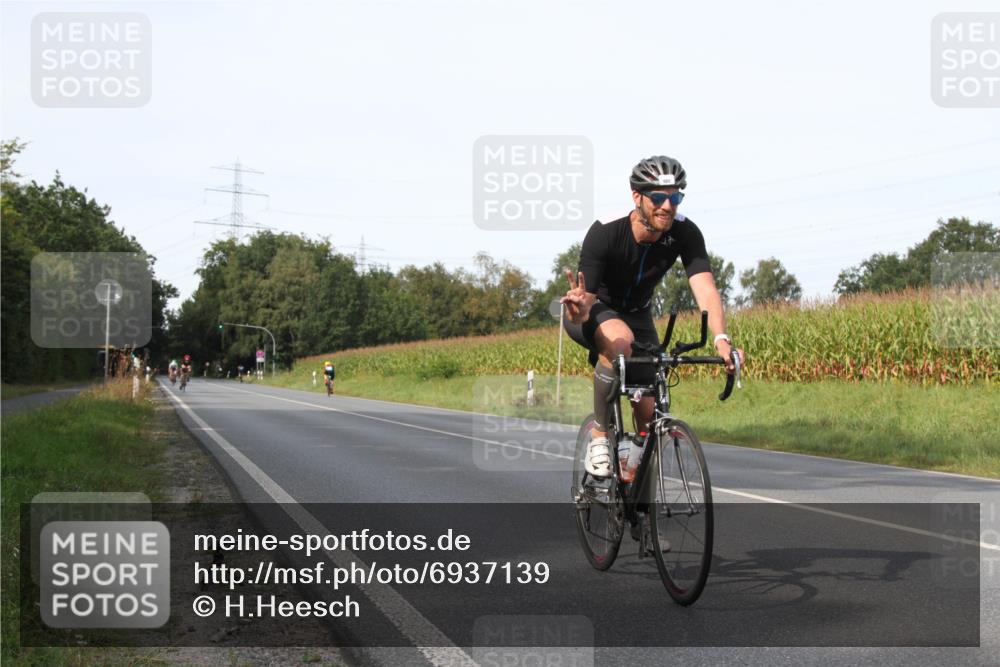 01.09.2024 - 17. Tribühne Triathlon H.Heesch http://msf.ph/oto/6937139 01.09.2024 15:46:23 Radfahren 182, 885, 920, 923, 1030, 1137, 1189 meine-sportfotos.de