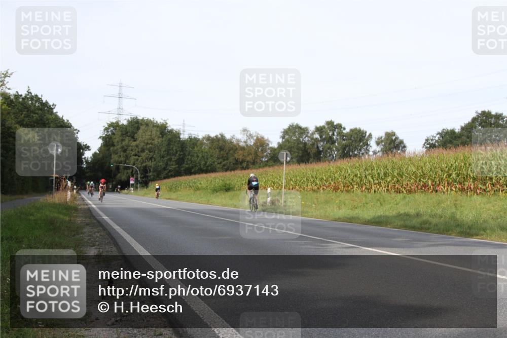 01.09.2024 - 17. Tribühne Triathlon H.Heesch http://msf.ph/oto/6937143 01.09.2024 15:46:24 Radfahren 885, 899, 920, 923, 1030, 1137, 1189 meine-sportfotos.de