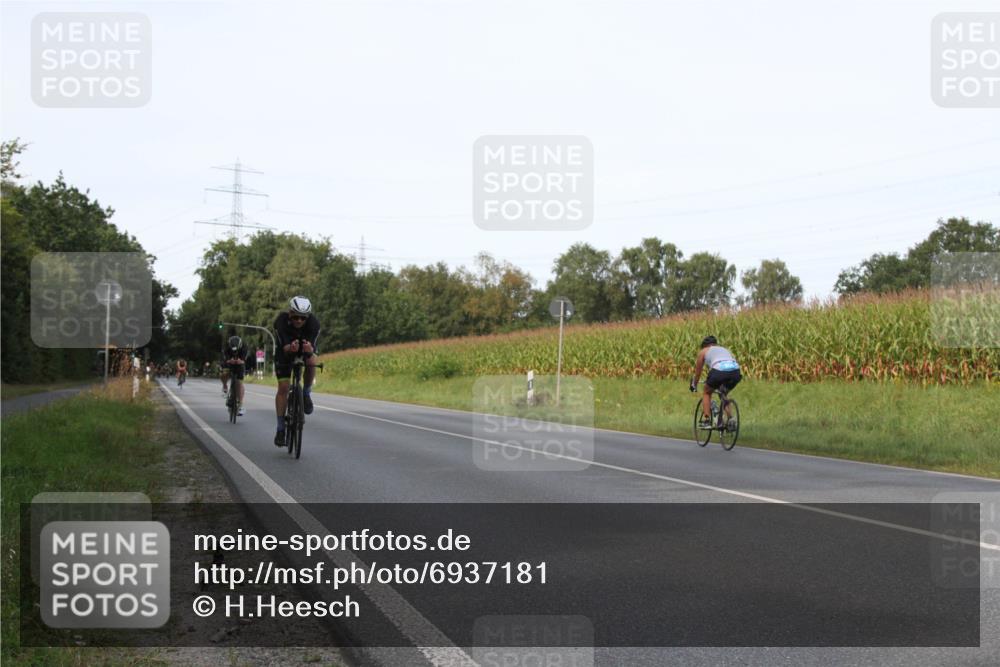01.09.2024 - 17. Tribühne Triathlon H.Heesch http://msf.ph/oto/6937181 01.09.2024 15:46:51 Radfahren 345, 908, 958, 1132, 1173, 1175, 1297, 1436, 1436 meine-sportfotos.de