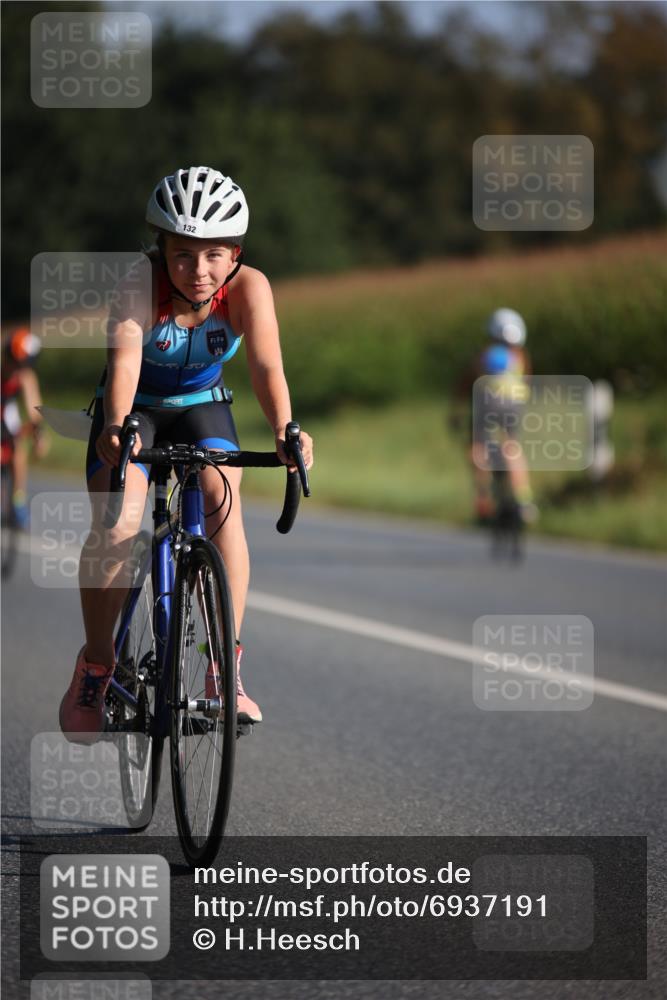 01.09.2024 - 17. Tribühne Triathlon H.Heesch http://msf.ph/oto/6937191 01.09.2024 09:38:59 Radfahren 58, 67, 71, 78, 83, 90, 92, 99, 100, 104, 119, 124, 130, 132 meine-sportfotos.de