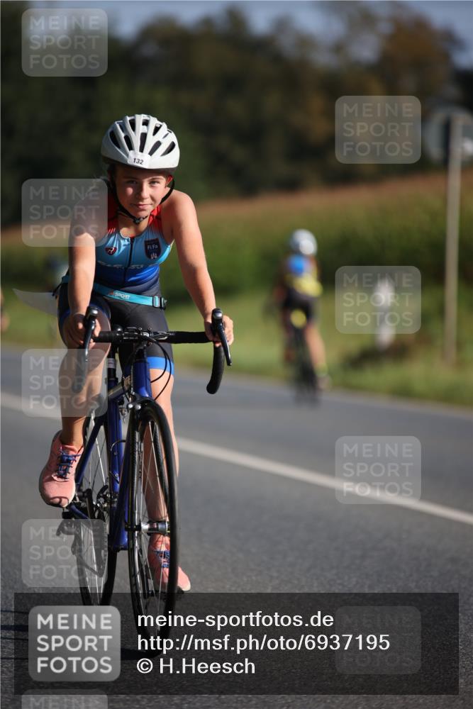 01.09.2024 - 17. Tribühne Triathlon H.Heesch http://msf.ph/oto/6937195 01.09.2024 09:38:59 Radfahren 58, 67, 71, 78, 83, 90, 92, 99, 100, 104, 119, 124, 130, 132 meine-sportfotos.de