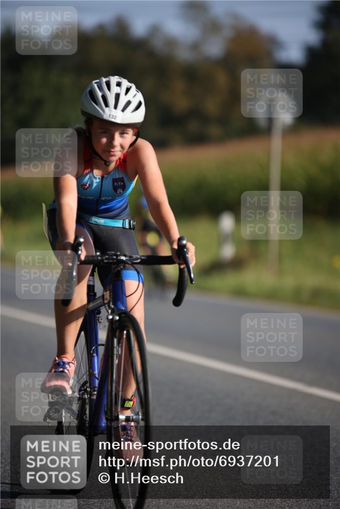 01.09.2024 - 17. Tribühne Triathlon H.Heesch http://msf.ph/oto/6937201 01.09.2024 09:38:59 Radfahren 58, 67, 71, 78, 83, 90, 92, 99, 100, 104, 119, 124, 130, 132 meine-sportfotos.de