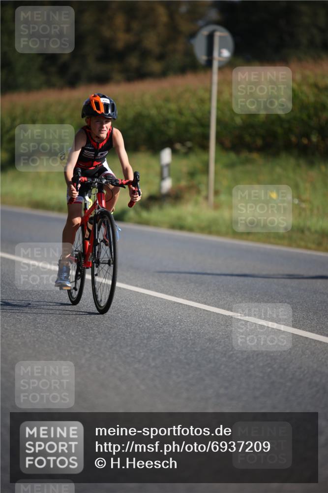 01.09.2024 - 17. Tribühne Triathlon H.Heesch http://msf.ph/oto/6937209 01.09.2024 09:39:00 Radfahren 58, 67, 71, 78, 83, 86, 90, 92, 99, 100, 104, 119, 124, 130, 132 meine-sportfotos.de