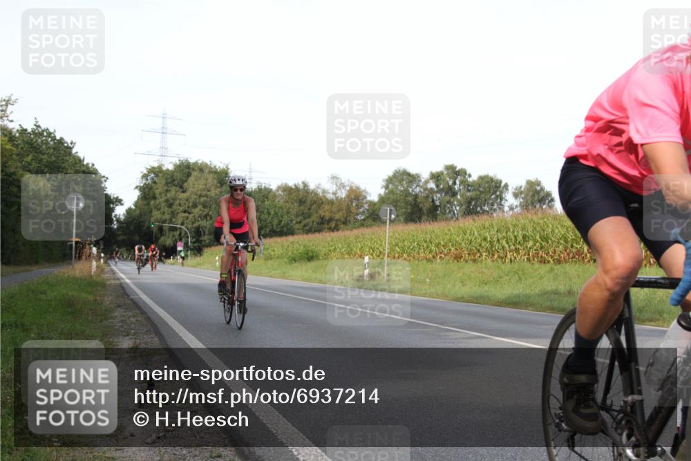 01.09.2024 - 17. Tribühne Triathlon H.Heesch http://msf.ph/oto/6937214 01.09.2024 15:47:12 Radfahren 904, 913, 961, 970, 1037, 1057, 1160, 1253 meine-sportfotos.de