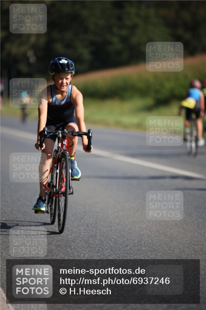 01.09.2024 - 17. Tribühne Triathlon H.Heesch http://msf.ph/oto/6937246 01.09.2024 09:39:12 Radfahren 86, 96, 113, 128, 134 meine-sportfotos.de