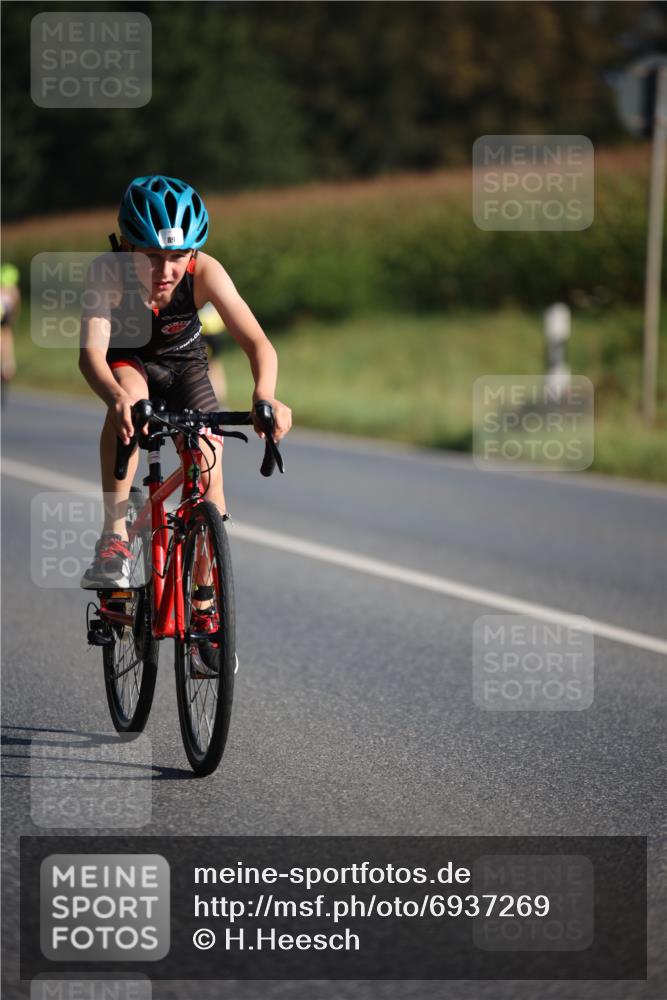 01.09.2024 - 17. Tribühne Triathlon H.Heesch http://msf.ph/oto/6937269 01.09.2024 09:39:24 Radfahren 66, 70, 77, 89, 131 meine-sportfotos.de