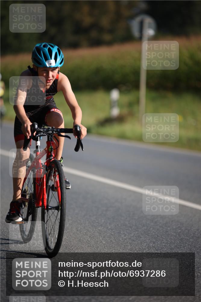 01.09.2024 - 17. Tribühne Triathlon H.Heesch http://msf.ph/oto/6937286 01.09.2024 09:39:24 Radfahren 66, 70, 77, 89, 131 meine-sportfotos.de