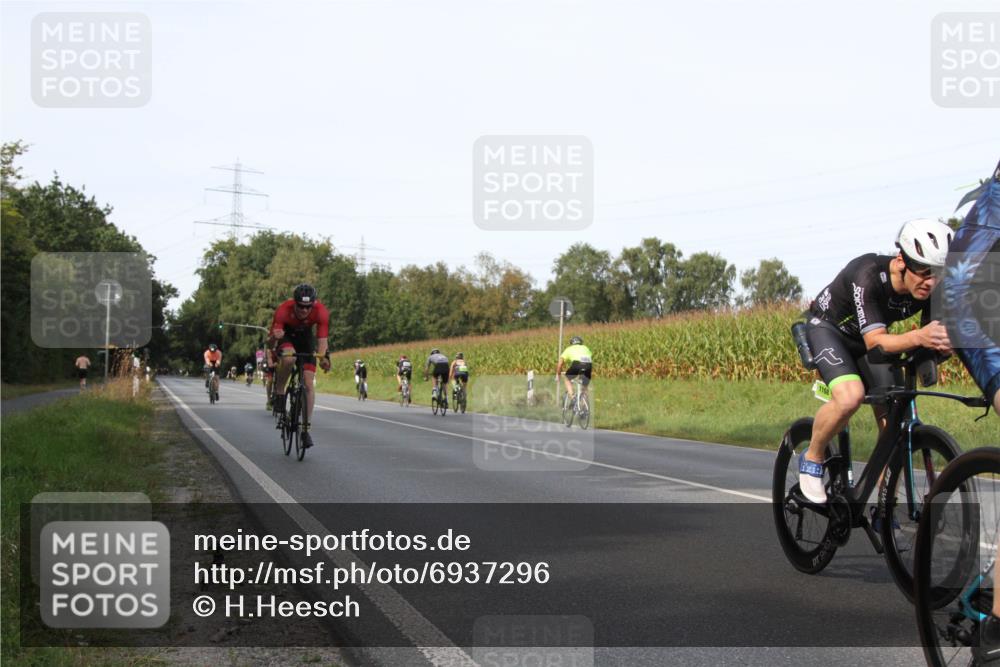 01.09.2024 - 17. Tribühne Triathlon H.Heesch http://msf.ph/oto/6937296 01.09.2024 15:47:46 Radfahren 977, 1032, 1039, 1054, 1135, 1143, 1147, 1168, 1170, 1180, 1190, 1252, 1293 meine-sportfotos.de