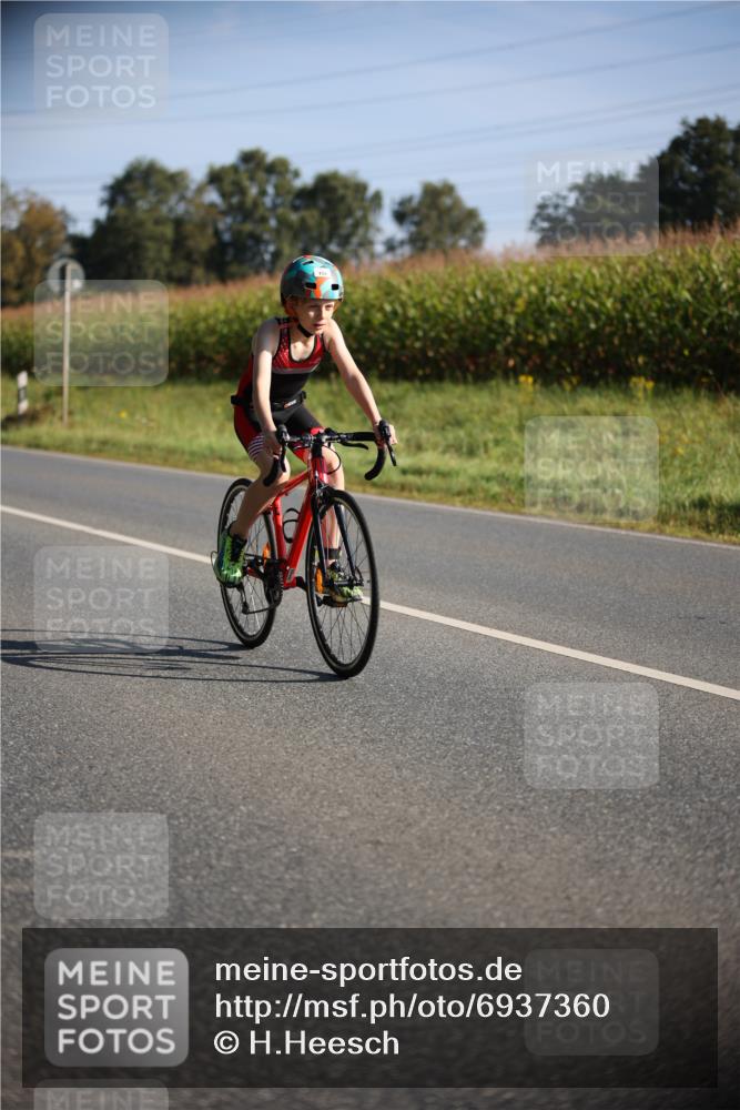 01.09.2024 - 17. Tribühne Triathlon H.Heesch http://msf.ph/oto/6937360 01.09.2024 09:40:15 Radfahren 65, 68, 85, 97, 127, 133 meine-sportfotos.de
