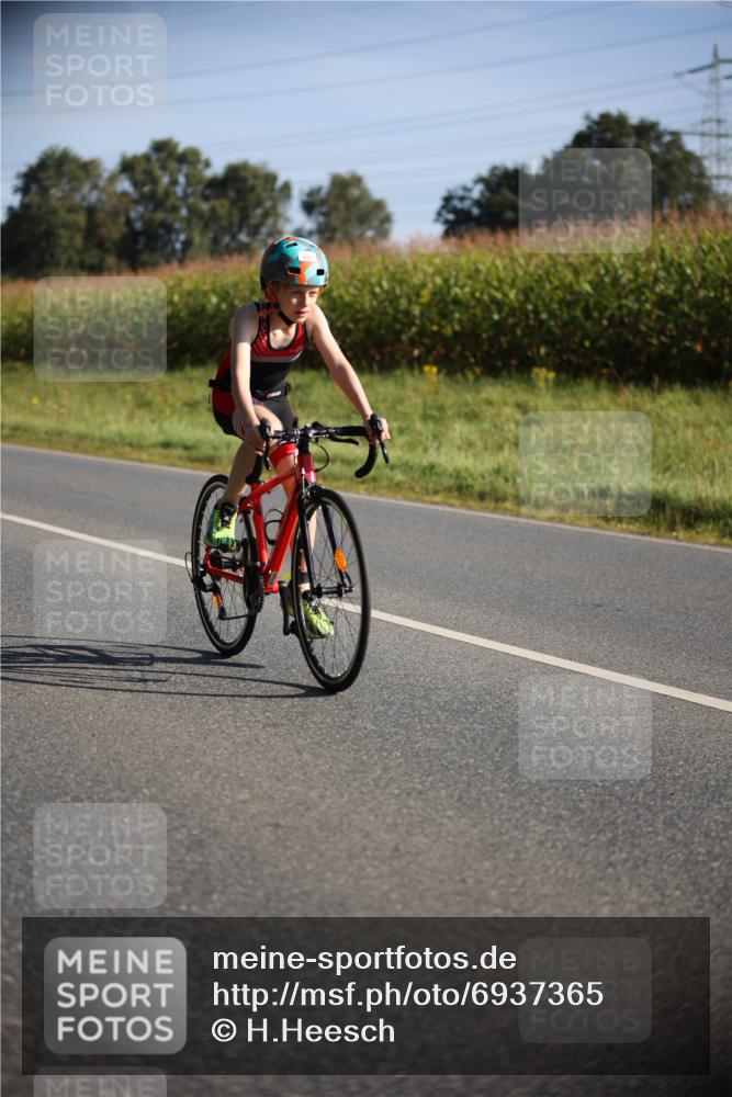 01.09.2024 - 17. Tribühne Triathlon H.Heesch http://msf.ph/oto/6937365 01.09.2024 09:40:15 Radfahren 65, 68, 85, 97, 127, 133 meine-sportfotos.de
