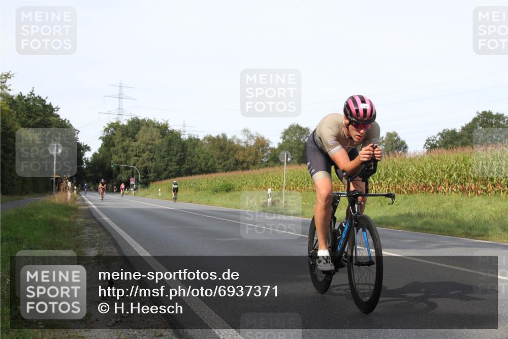 01.09.2024 - 17. Tribühne Triathlon H.Heesch http://msf.ph/oto/6937371 01.09.2024 15:48:30 Radfahren 912, 1146, 1181, 1276 meine-sportfotos.de