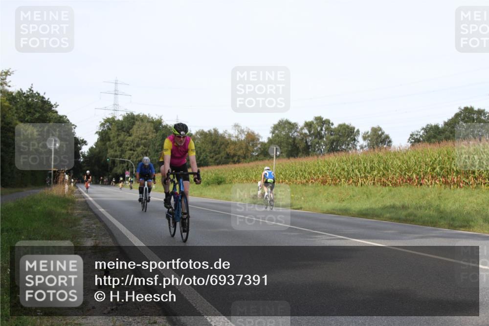 01.09.2024 - 17. Tribühne Triathlon H.Heesch http://msf.ph/oto/6937391 01.09.2024 15:48:42 Radfahren 8, 929, 1049, 1136, 1266 meine-sportfotos.de