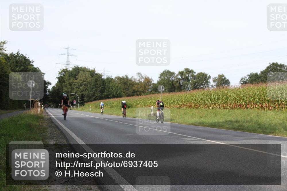 01.09.2024 - 17. Tribühne Triathlon H.Heesch http://msf.ph/oto/6937405 01.09.2024 15:48:45 Radfahren 8, 929, 951, 1049, 1136 meine-sportfotos.de