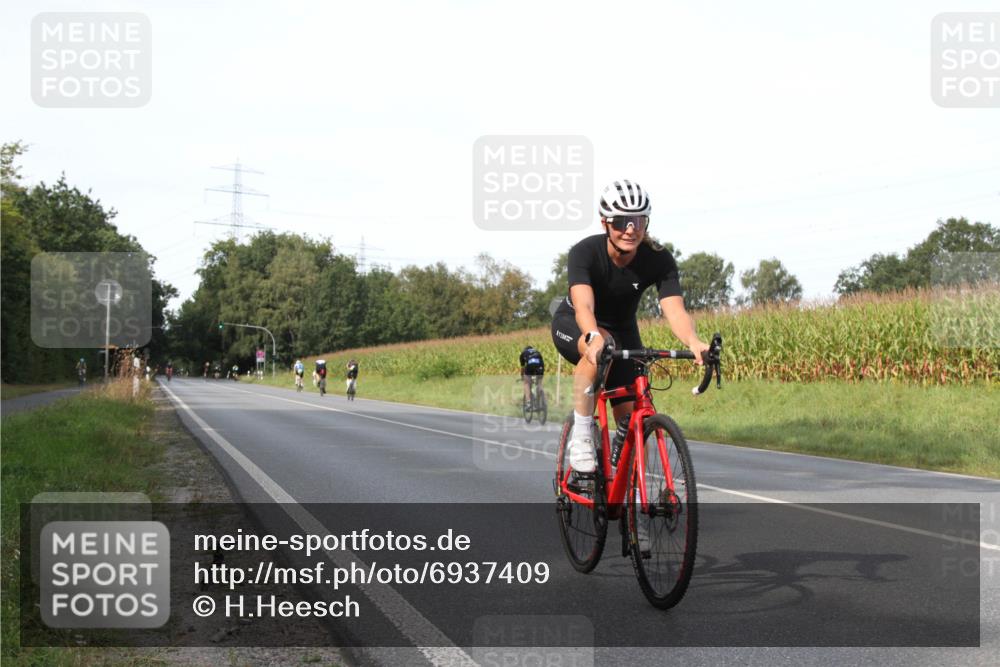 01.09.2024 - 17. Tribühne Triathlon H.Heesch http://msf.ph/oto/6937409 01.09.2024 15:48:48 Radfahren 8, 951, 1049 meine-sportfotos.de