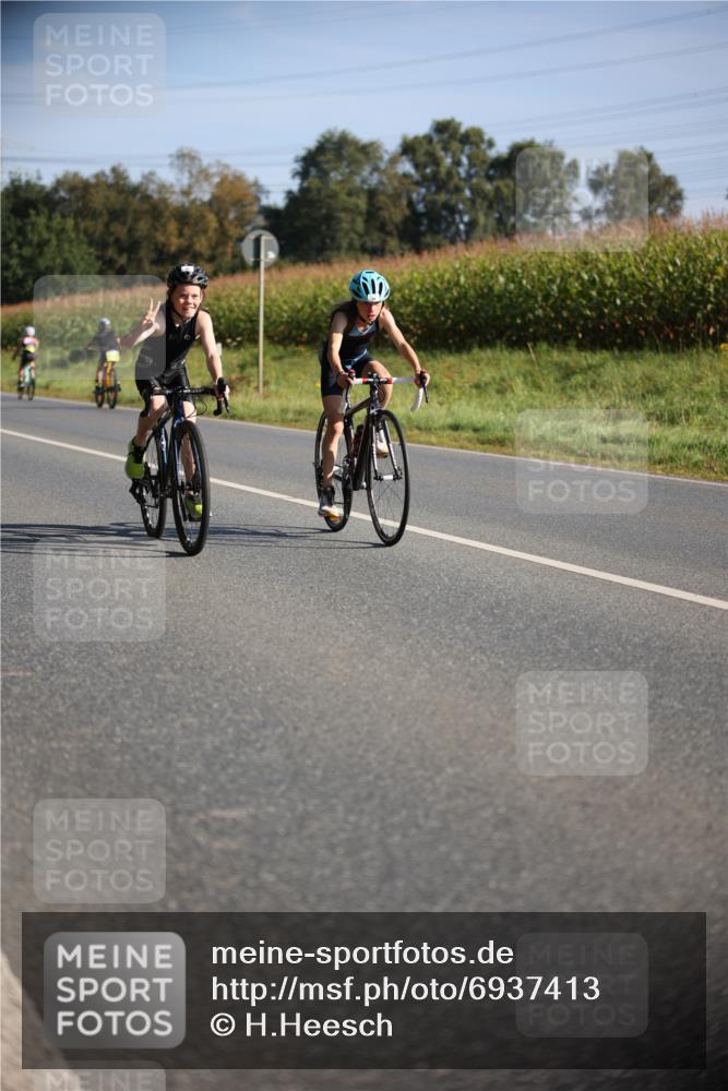 01.09.2024 - 17. Tribühne Triathlon H.Heesch http://msf.ph/oto/6937413 01.09.2024 09:40:22 Radfahren 62, 68, 85, 88, 103 meine-sportfotos.de