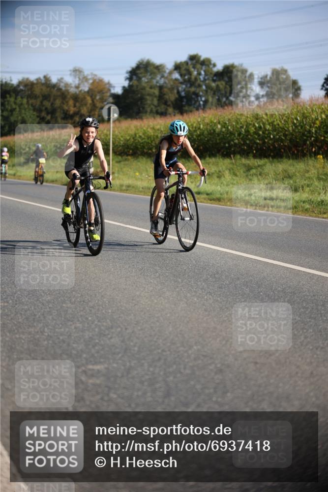 01.09.2024 - 17. Tribühne Triathlon H.Heesch http://msf.ph/oto/6937418 01.09.2024 09:40:22 Radfahren 62, 68, 85, 88, 103 meine-sportfotos.de