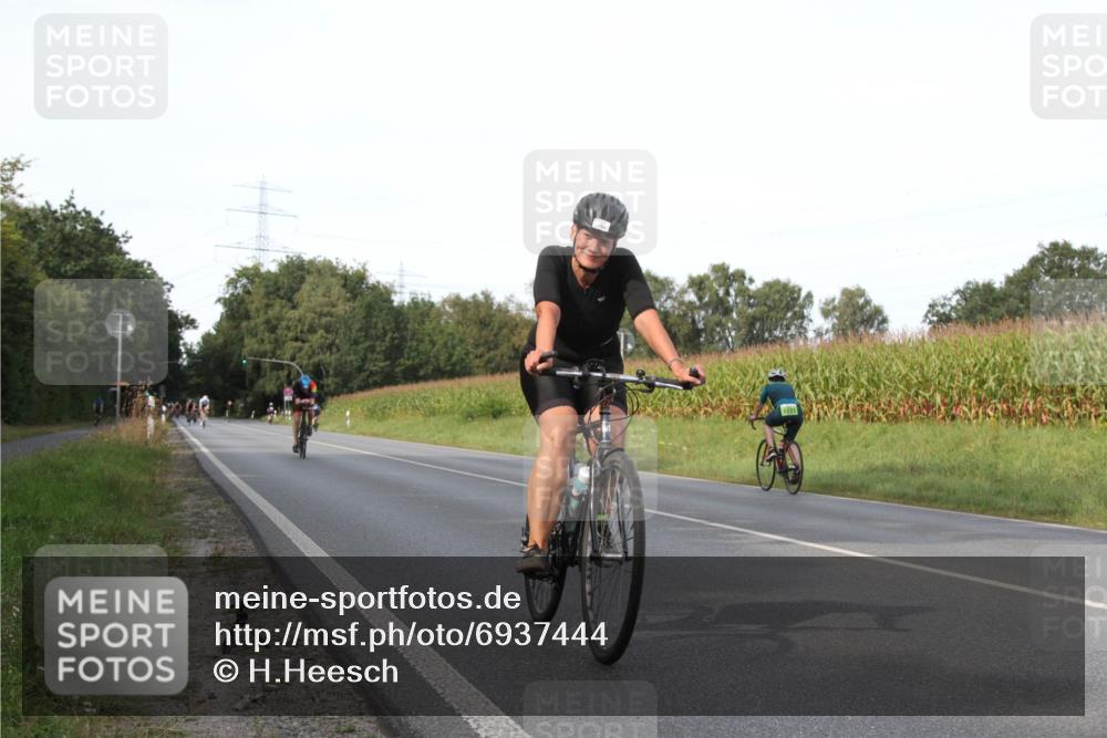 01.09.2024 - 17. Tribühne Triathlon H.Heesch http://msf.ph/oto/6937444 01.09.2024 15:49:18 Radfahren 907, 917, 930, 1120, 1223, 1490 meine-sportfotos.de