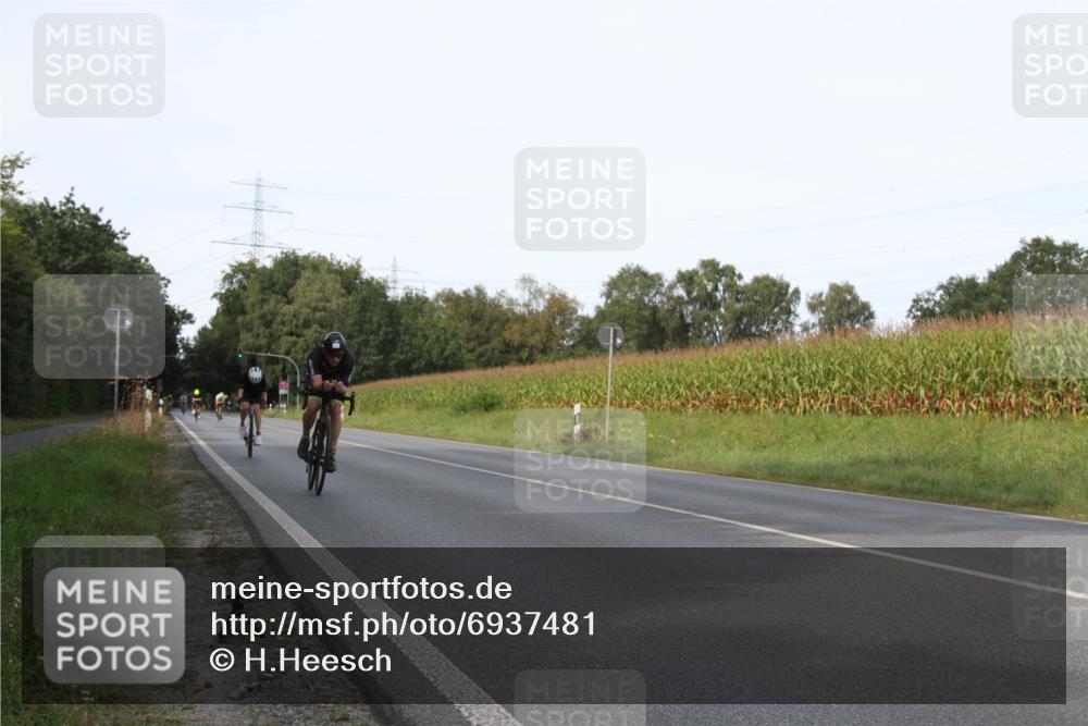 01.09.2024 - 17. Tribühne Triathlon H.Heesch http://msf.ph/oto/6937481 01.09.2024 15:49:41 Radfahren 821, 872, 875, 921, 980, 1148, 1174, 1238 meine-sportfotos.de